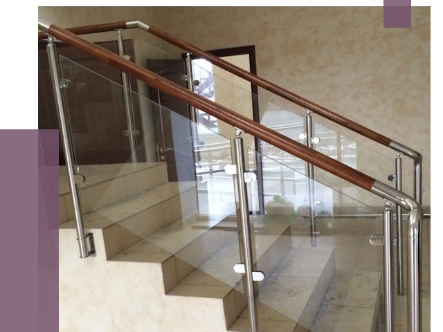 Комбинированные перила из металла и дерева в Анжере-Судженске