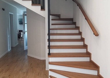 Лестница на металлокаркасе с обшивкой из дерева